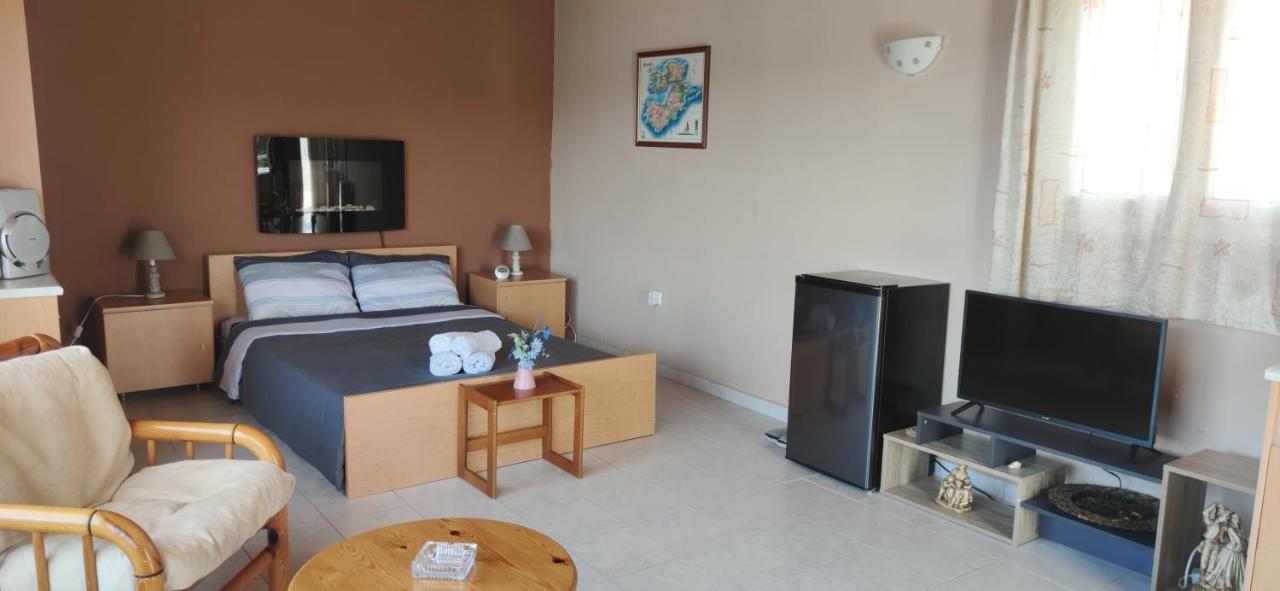 Penthouse Studio Next To The Sea Salamis Exterior photo