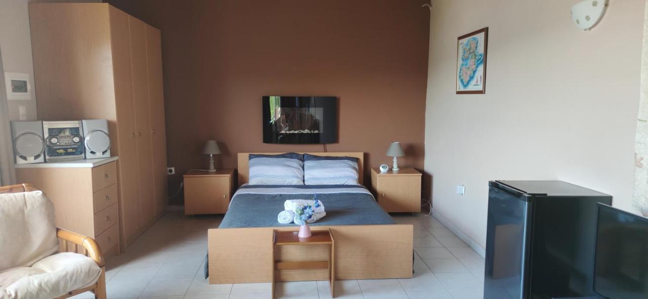 Penthouse Studio Next To The Sea Salamis Exterior photo